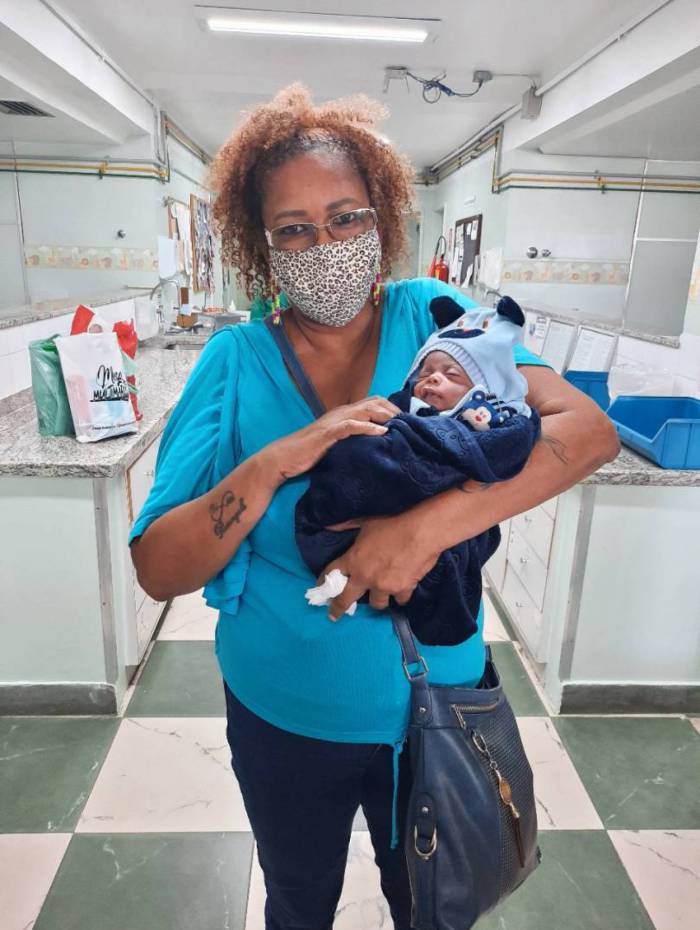 Henry no colo da av&oacute;, Martha. "Me vi no lugar da minha filha", afirmou ela.