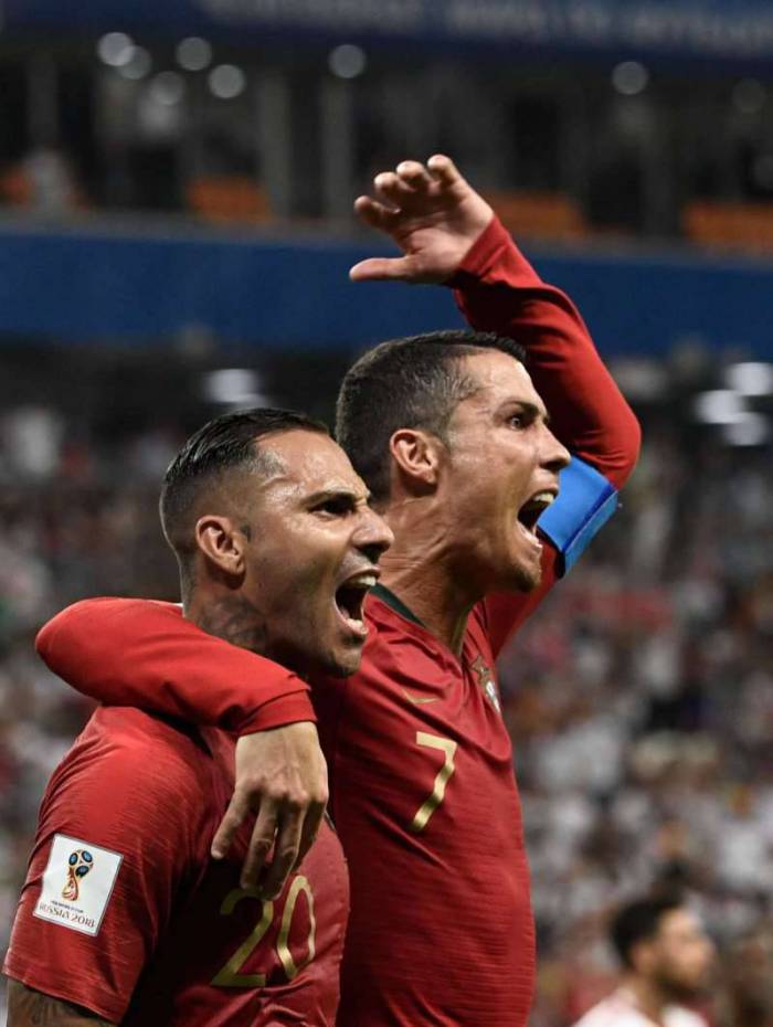 Quaresma (E) e CR7 comemoram