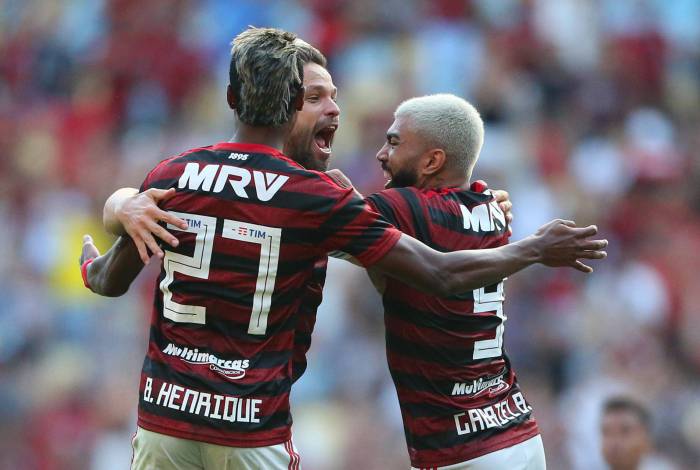 Diego, Gabigol e Bruno Henrique se abraçam