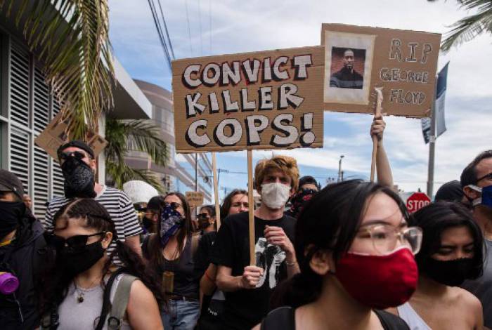Manifestantes marcham para protestar contra a morte de George Floyd, em Los Angeles     