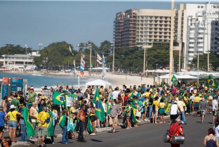 Manifestantes a favor do Bolsonaro se reuniram em Copacabana