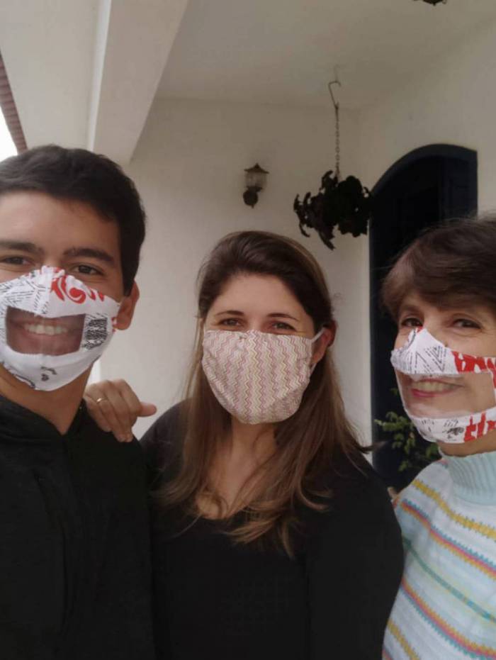 &Acirc;ngela de F&aacute;tima Pinheiro, 60 anos, fez uma m&aacute;scara com visor transparente para que a filha, a arquiteta Gabriela Pinheiro de Souza, que &eacute; surda, possa fazer leitura labial dela e do genro, o engenheiro civil Caio Jannuzzi de Souza