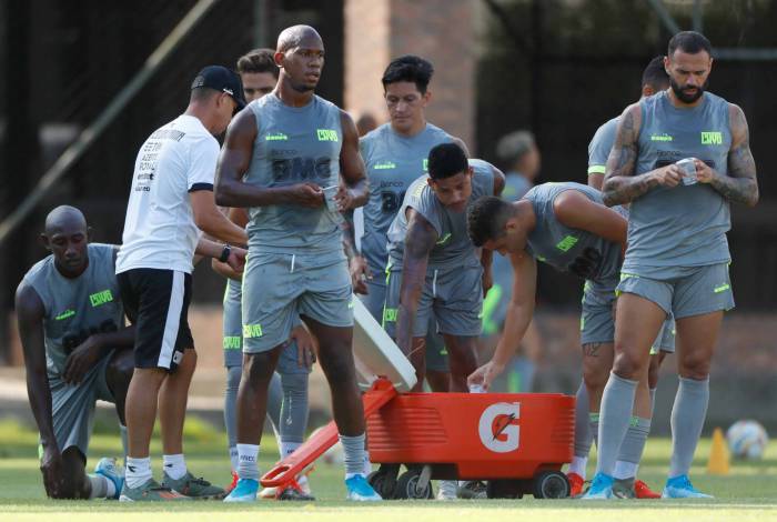 A experiência de Leandro Castan é compartilhada com a garotada do Vasco