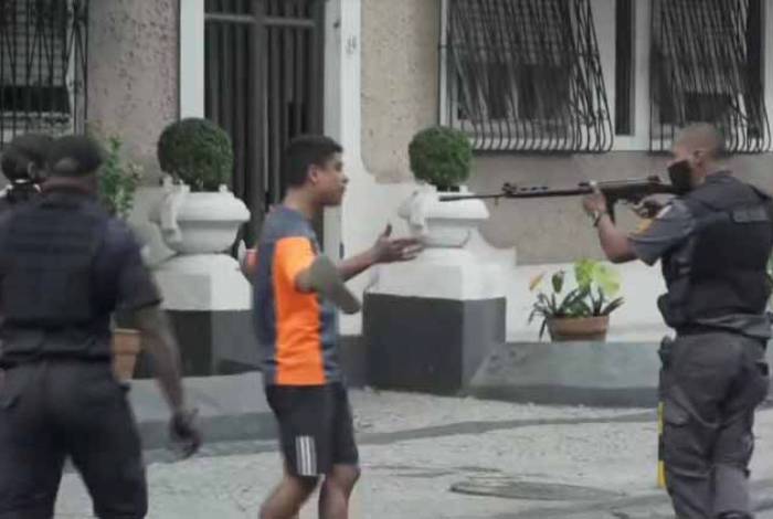 PM apontou fuzil para manifestante desarmado durante manifestação em Laranjeiras
