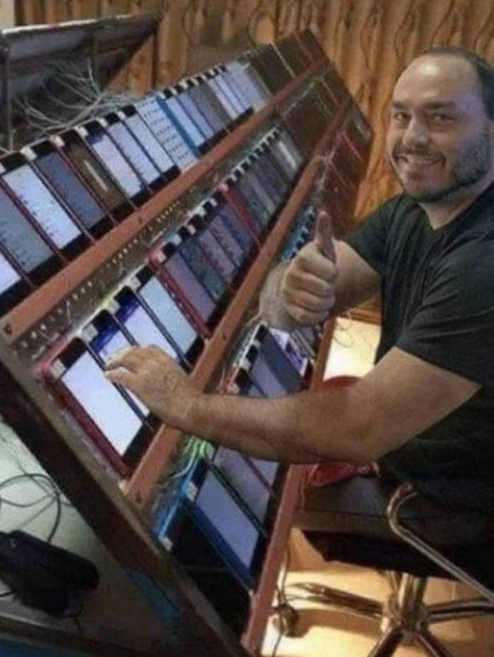 A foto de Carlos Bolsonaro na frente de vários celulares é, na verdade, uma montagem