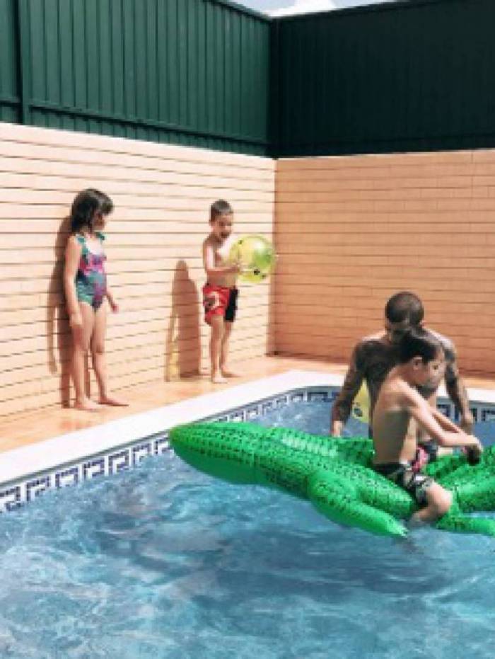 Scooby na piscina com os filhos Bem, Dom e Liz, em Portugal