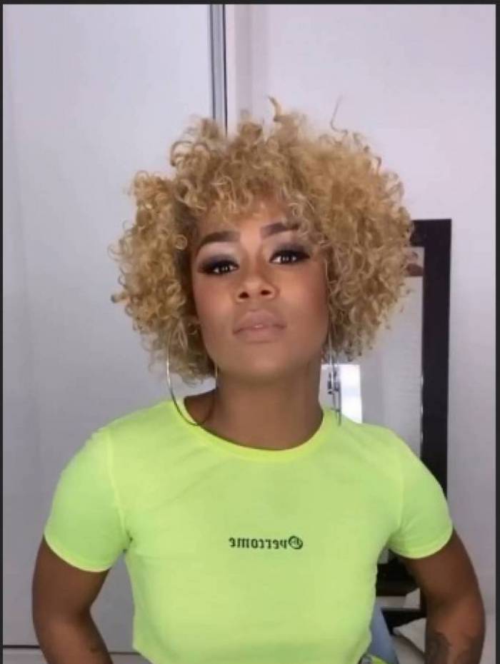 MC Rebecca muda o visual