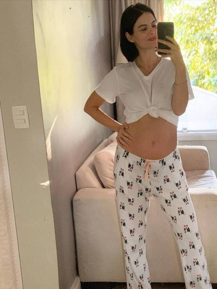 De pijama, Sthefany Brito mostra barriguinha de gravidez