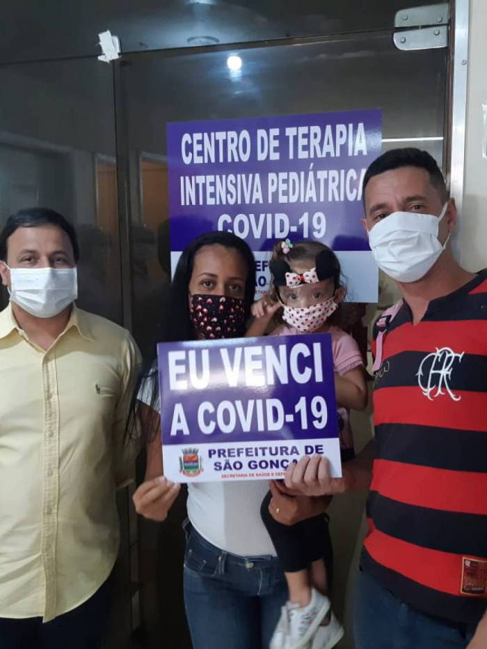 A pequena Pietra Rodrigues Curitiba, 2 anos, recebeu alta do Pronto Socorro Infantil de São Gonçalo na tarde 