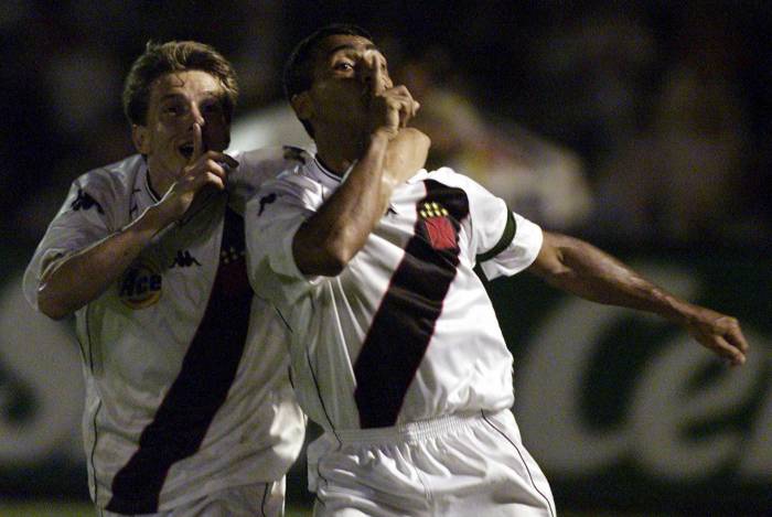 Juninho Paulista e Romário silenciam a torcida do Palmeiras após virada histórica na final da Mercosul, em 2000