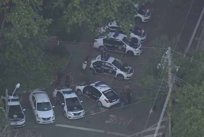 Policiais estão nas ruas desde as primeiras horas da manhã desta terça