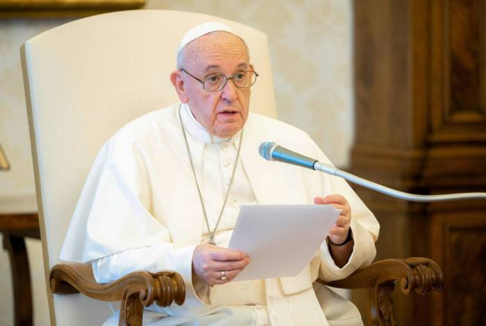 Papa Francisco em audiência transmitida ao vivo da biblioteca do palácio apostólico no Vaticano