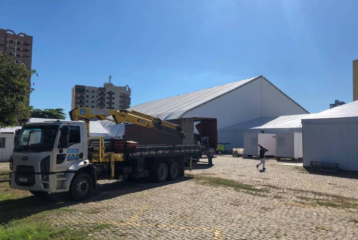 Campos, 27/05/2020 - Equipamentos e maquinário chegam ao terreno onde está sendo construído o hospital de campanha de Campos, na avenida 28 de Março