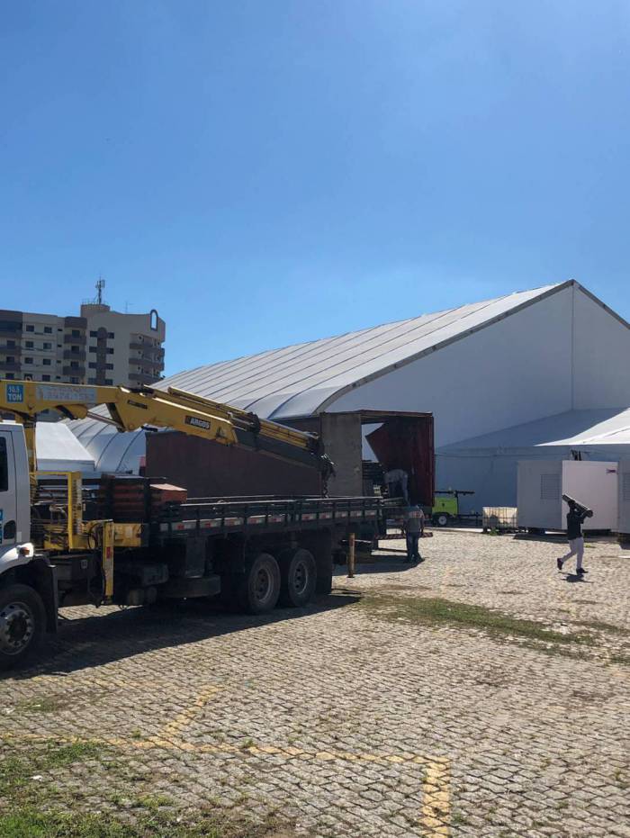 A estrutura do hospital de campanha de Campos, prometido pelo governo do estado, est&aacute; pronta. Mas n&atilde;o h&aacute; equipamentos para que ele possa funcionar