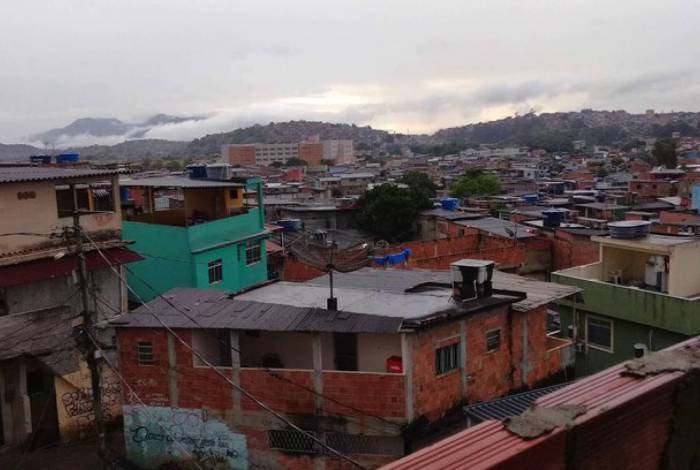 Na favela do Acari, bandidos estão punindo quem não respeita a quarentena