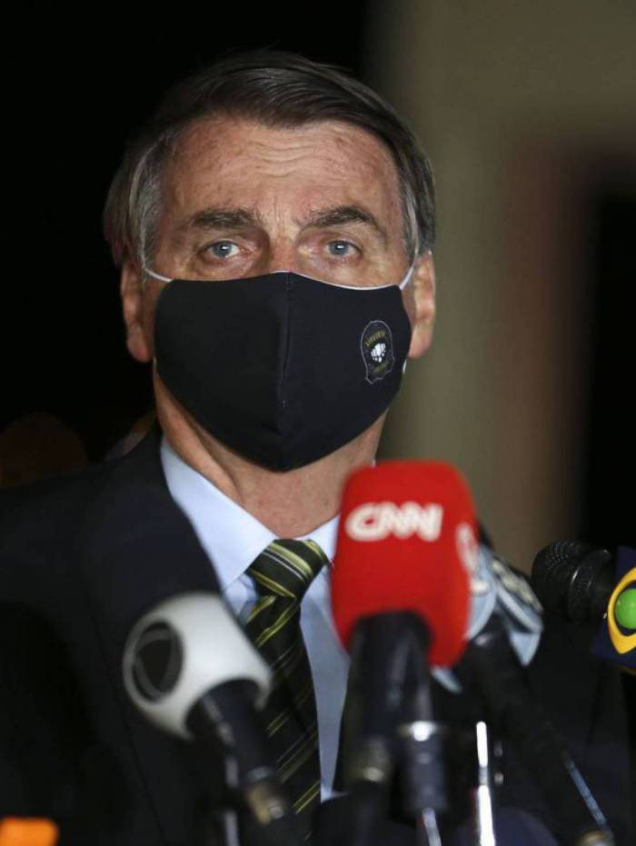 Presidente Jair Bolsonaro disseminou fake news e montagens de internet 