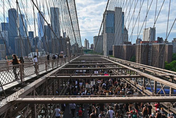 Milhares de manifestantes marcham pela ponte do Brooklyn para demonstrar a morte de George Floyd em 4 de junho de 2020 em Nova York
