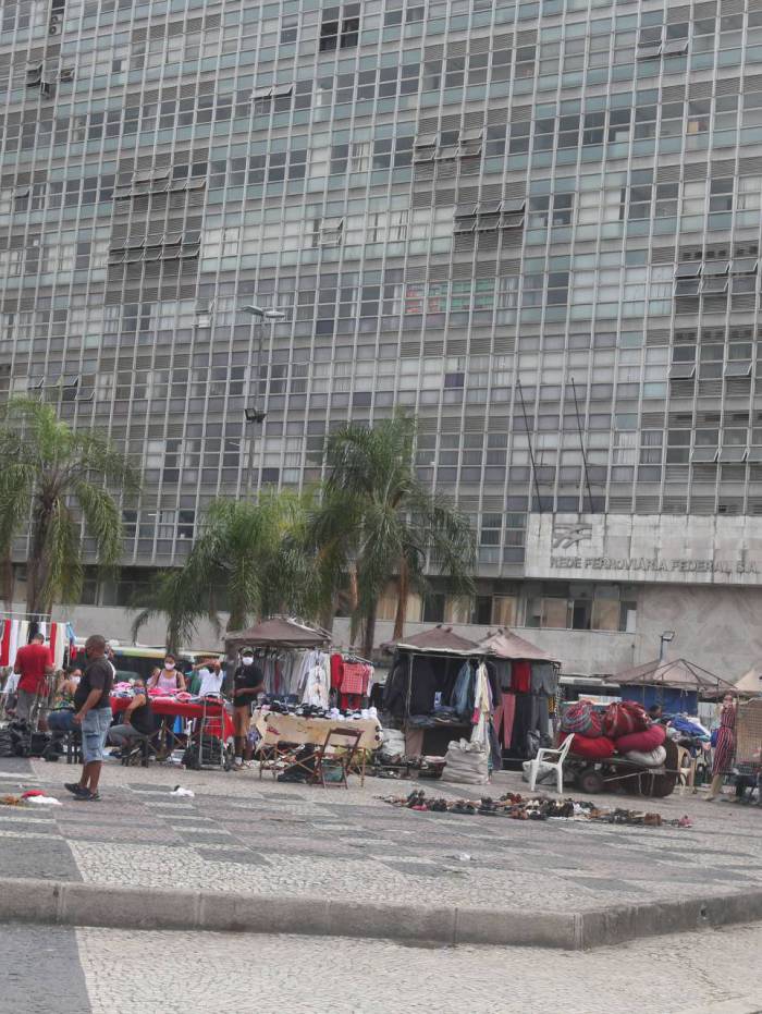 Na área da Central do Brasil, camelôs ficam aglomerados. Prefeitura diz que ambulantes licenciados nunca foram proibidos de trabalhar