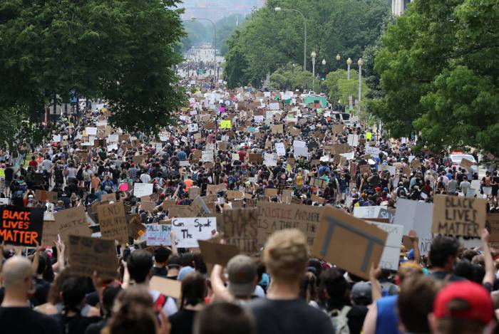 Protestos antirracistas reúnem milhares de pessoas em Washington