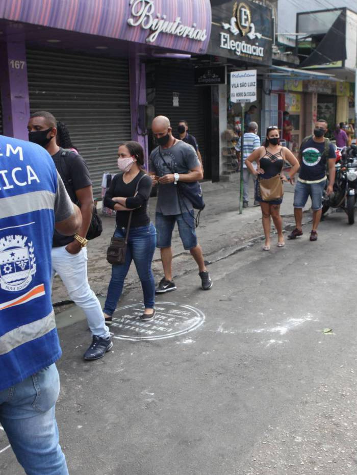 Fila para entrar no CalÃ§adÃ£o de Nova IguaÃ§u