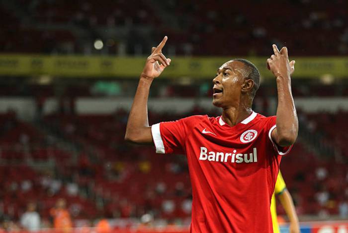 O lateral-esquerdo Fabrício ignorou o jogo em andamento e fez gestos obscenos em direção aos torcedores