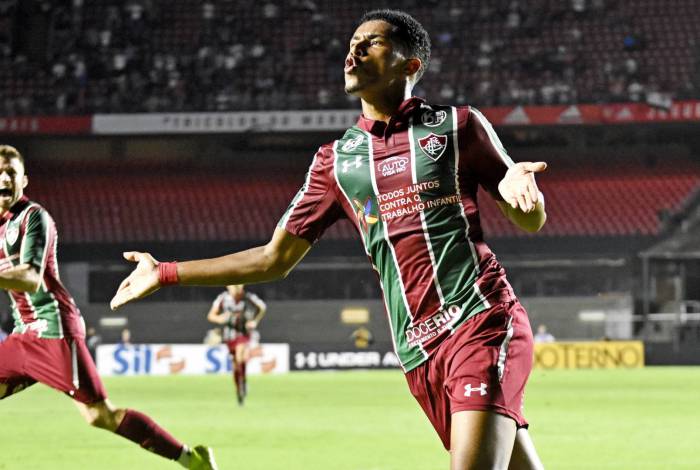 Marcos Paulo sai para comemorar o segundo gol tricolor