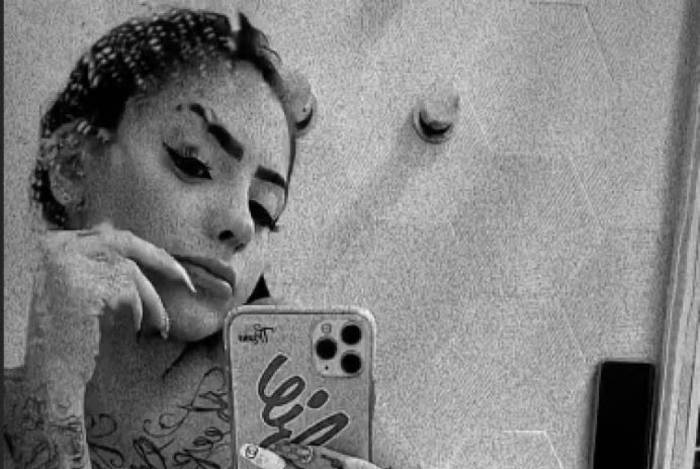 MC Mirella posa nua em banheira