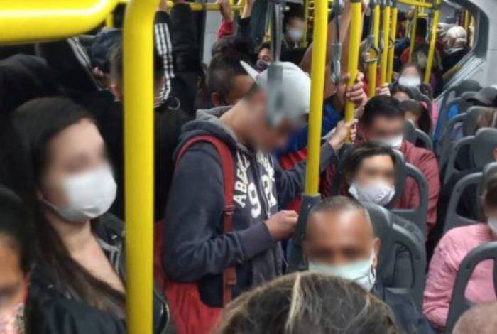 Passageiros usam máscara para circular em ônibus durante a pandemia do coronavírus