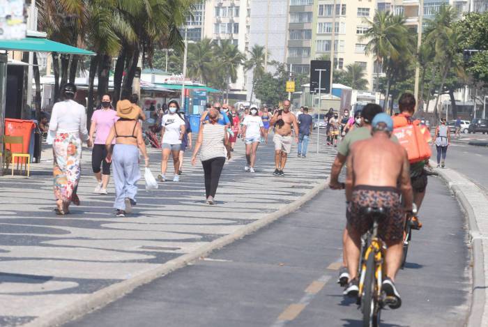 Movimentação no calçadão de Copacabana, Zona Sul do Rio