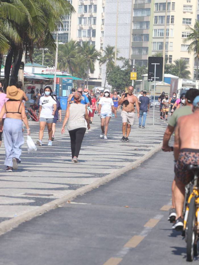 Movimenta&ccedil;&atilde;o no cal&ccedil;ad&atilde;o de Copacabana, Zona Sul do Rio