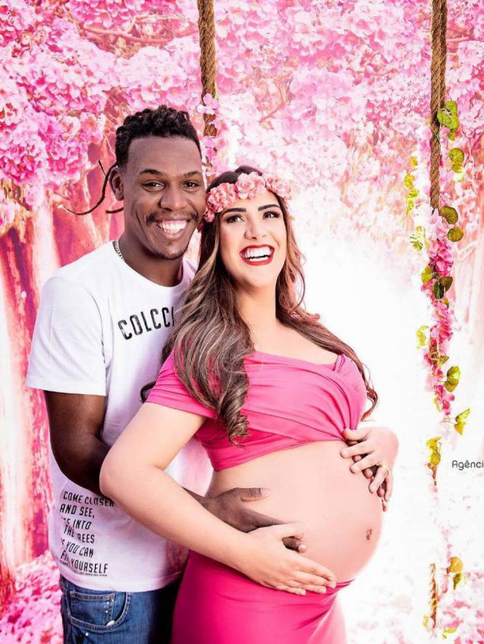 Mc Kekel faz ensaio com esposa gr&Atilde;&iexcl;vida