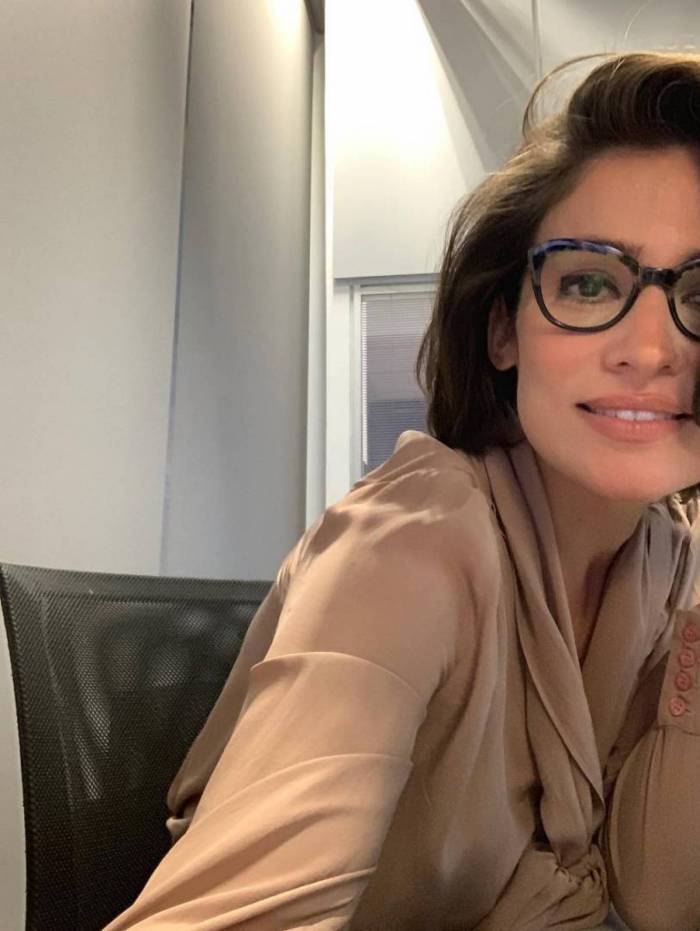 Renata Vasconcellos publica foto com irm&atilde; g&ecirc;mea e semelhan&ccedil;a impressiona f&atilde;s