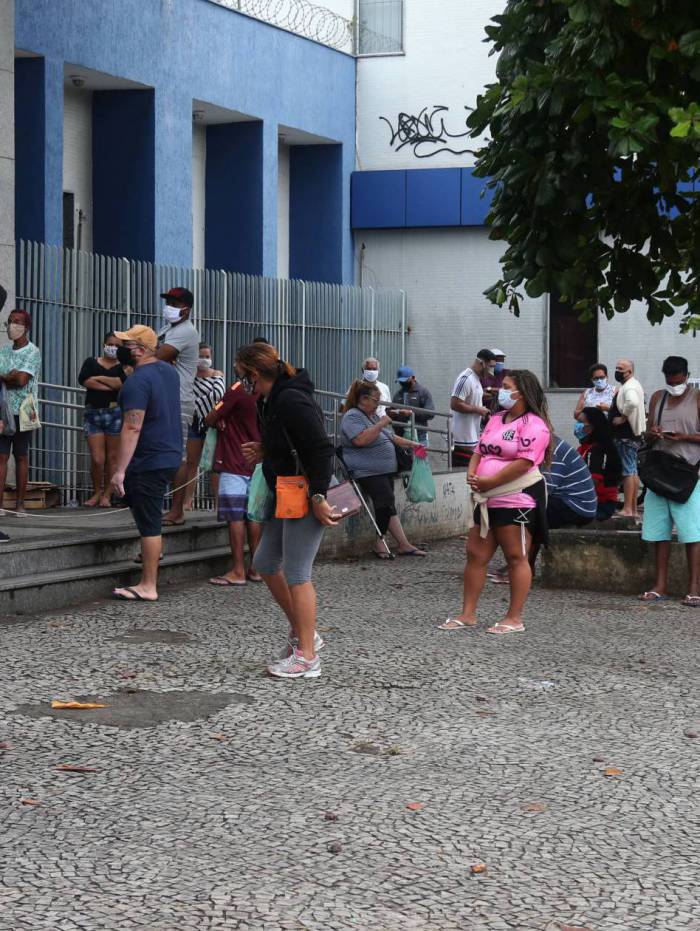 Rio,07/05/2020 -COVID-19 -CORONAVIRUS ,ROCHA MIRANDA,fila da Caixa Economica, pessoas na fila da agencia da Caixa para sacar o auxilio emergencial .Na foto. fila na porta da caixa com poucas pessoas.Foto: Cleber Mendes/AgÃªncia O Dia