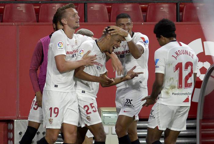 Sevilla's Brazilian midfielder Fernando (C) celebrates with teammates after scoring a goal during the Spanish League football match between Sevilla FC and Real Betis at the Ramon Sanchez Pizjuan stadium in Seville on June 11, 2020. (Photo by CRISTINA QUICLER / AFP)