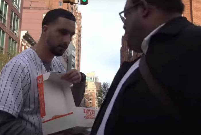 Youtuber Moe Zinkerbell faz sucesso distribuindo frango frito 