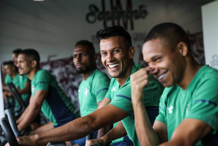 Fluminense rindo à toa: Henrique e Wellington Silva se divertem