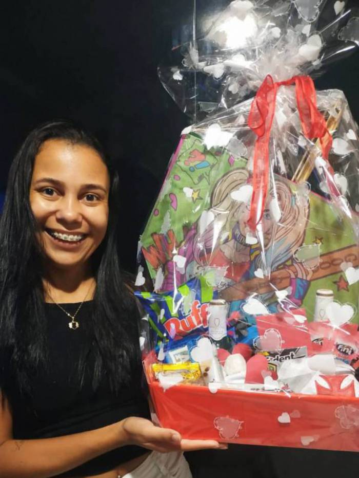 Gláucia com uma das 
suas cestas, que têm pipas, rabiolas e várias delícias