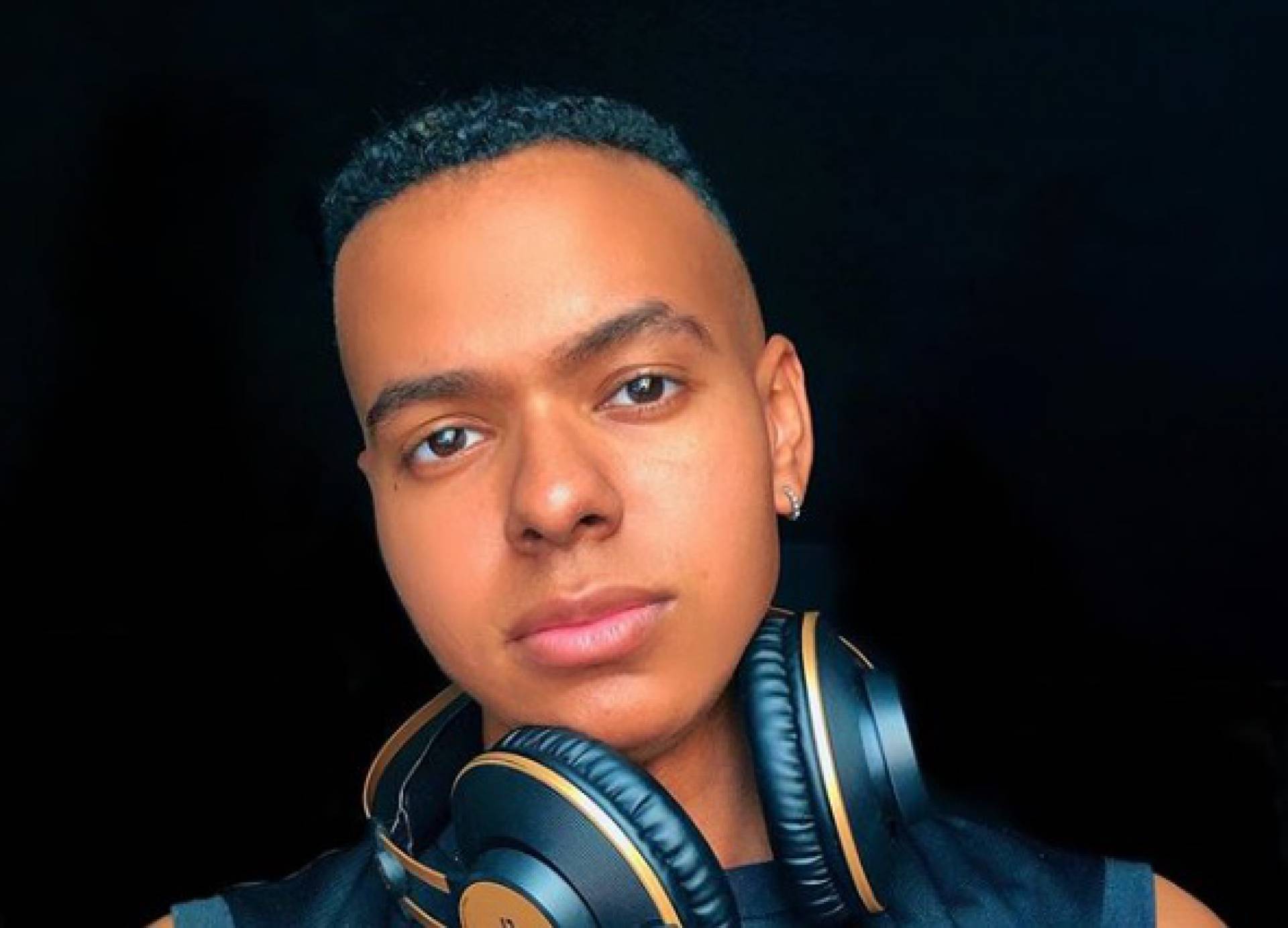 Cantor Jotta A muda o visual ap&oacute;s abandonar m&uacute;sica Gospel e assumir homossexualidade