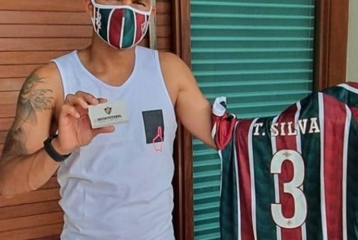 Thiago Silva mostra carteira de sócio e nova camisa do Fluminense