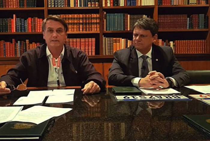 Em live na internet, Bolsonaro também acusou governadores de manipularem dados