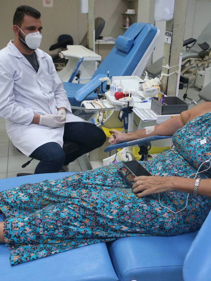 Rio,12/06/2020 -COVID-19 -CORONAVIRUS, CENTRO,Hospital Hemorio,lancou campanha isole a indiferenca,com objetivo de atrair doadores durante o Junho Vermelho . Na foto, Regina Celia.Foto: Cleber Mendes/Agência O Dia