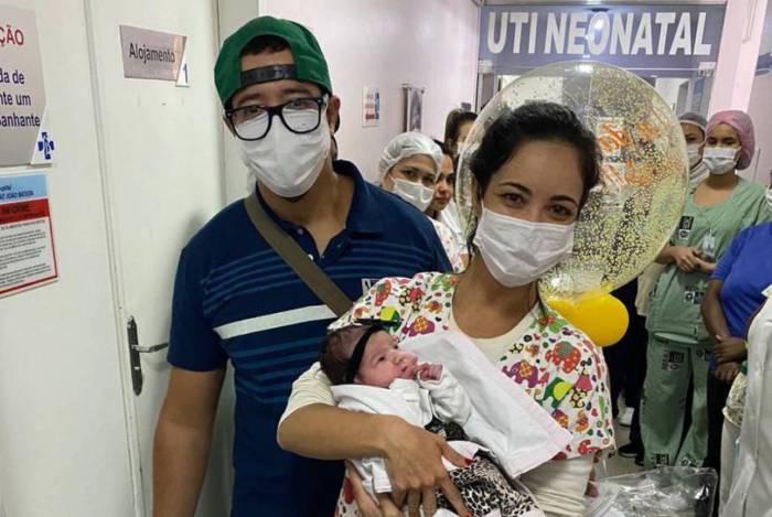 &Aacute;gata deixa hospital ao lado do pai, que tamb&eacute;m venceu a doen&ccedil;a