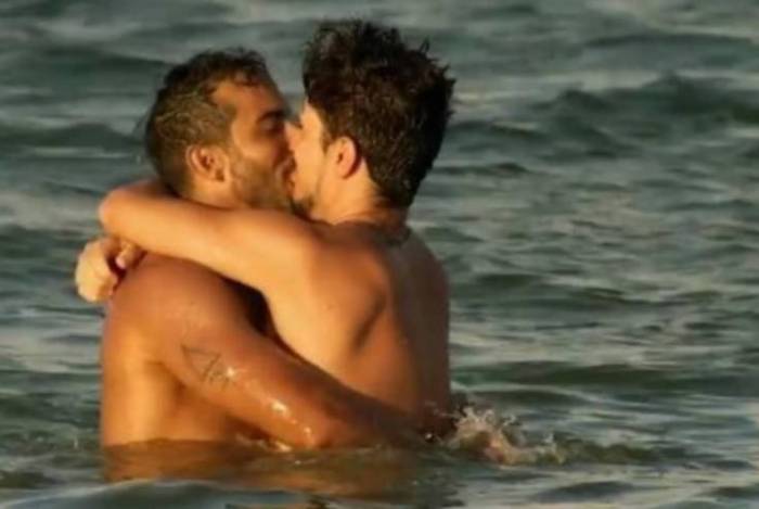Internet vai à loucura com beijo de Jarlles e Rafael no 'De Férias com o Ex'