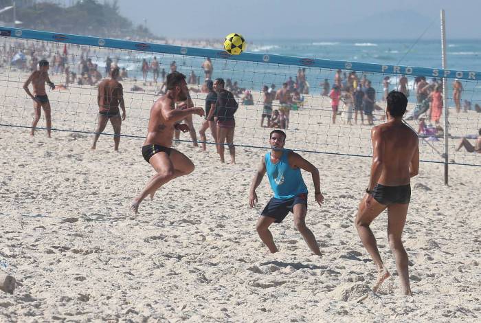 Banhistas jogando vôlei na praia