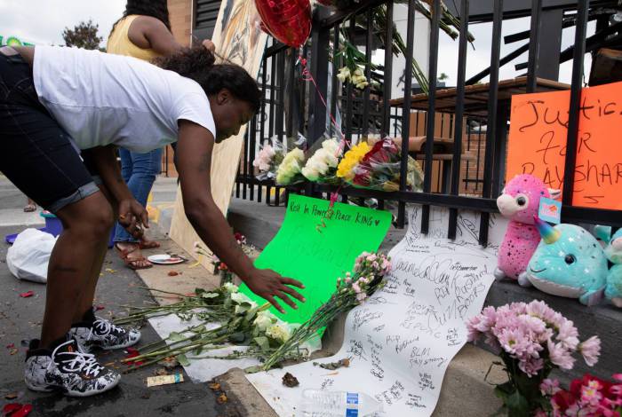 Homenagens a Brooks na lanchonete onde foi baleado e morto