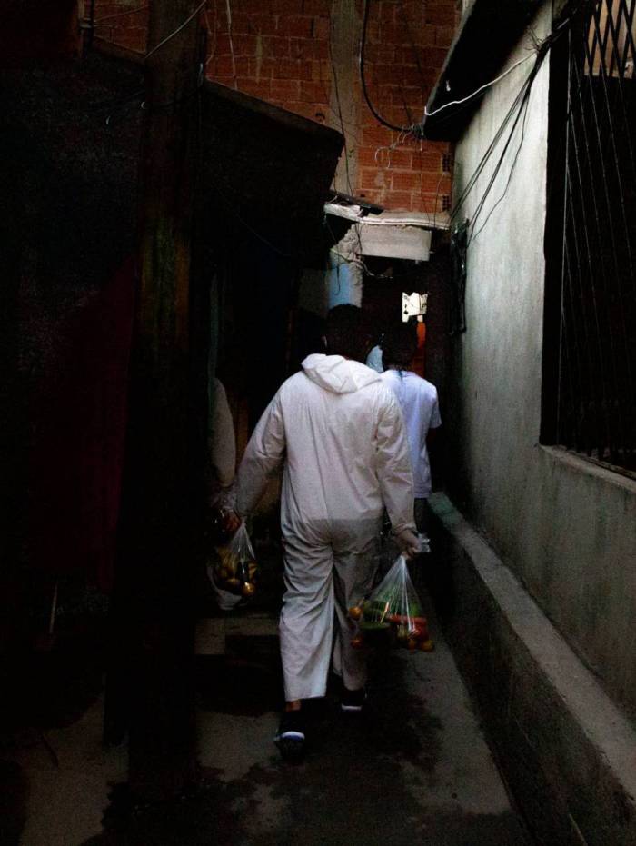 Volunt&aacute;rios da Frente de Mobiliza&ccedil;&atilde;o da Mar&eacute; distribuem alimentos para os moradores