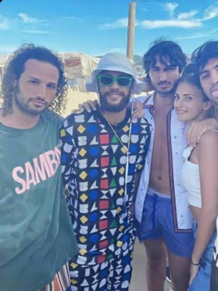 Neymar curte fim da quarentena com amigos em Saint-Tropez