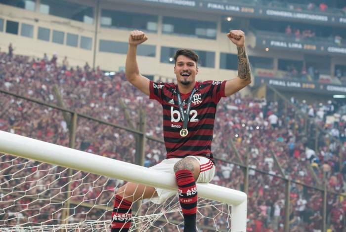 Thuler comemorando título da Libertadores na baliza que Gabigol fez dois gols