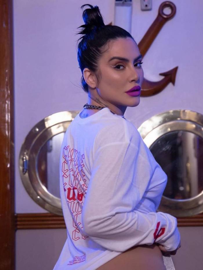 Cleo Pires sensualiza nas redes sociais e recebe cr&iacute;ticas