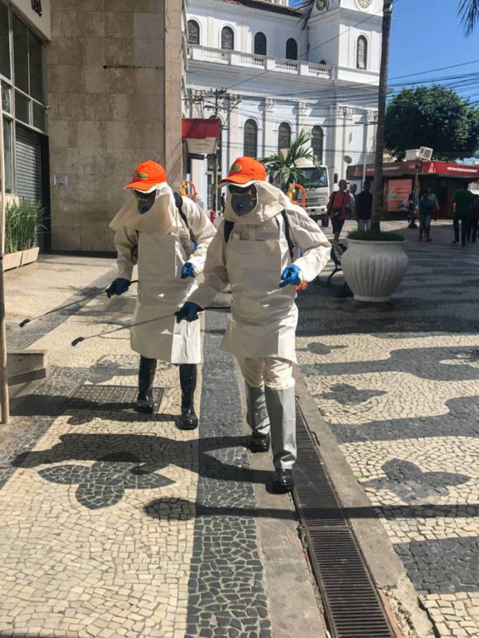 Homens da prefeitura fazem o trabalho de limpeza e higieniza&ccedil;&atilde;o contra o coronav&iacute;rus pelas ruas do Centro de Campos
